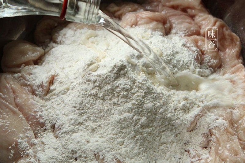 dùng tay bóp lòng nhẹ nhàng để hết chất nhầy dùng tay bóp lòng nhẹ nhàng để hết chất nhầy